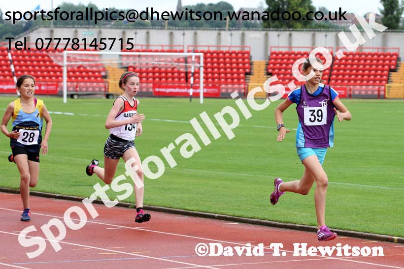 Girls under-13s 800 metres, Gateshead Tartan Games. Phot: David T. Hewitson/Sports for All Pics